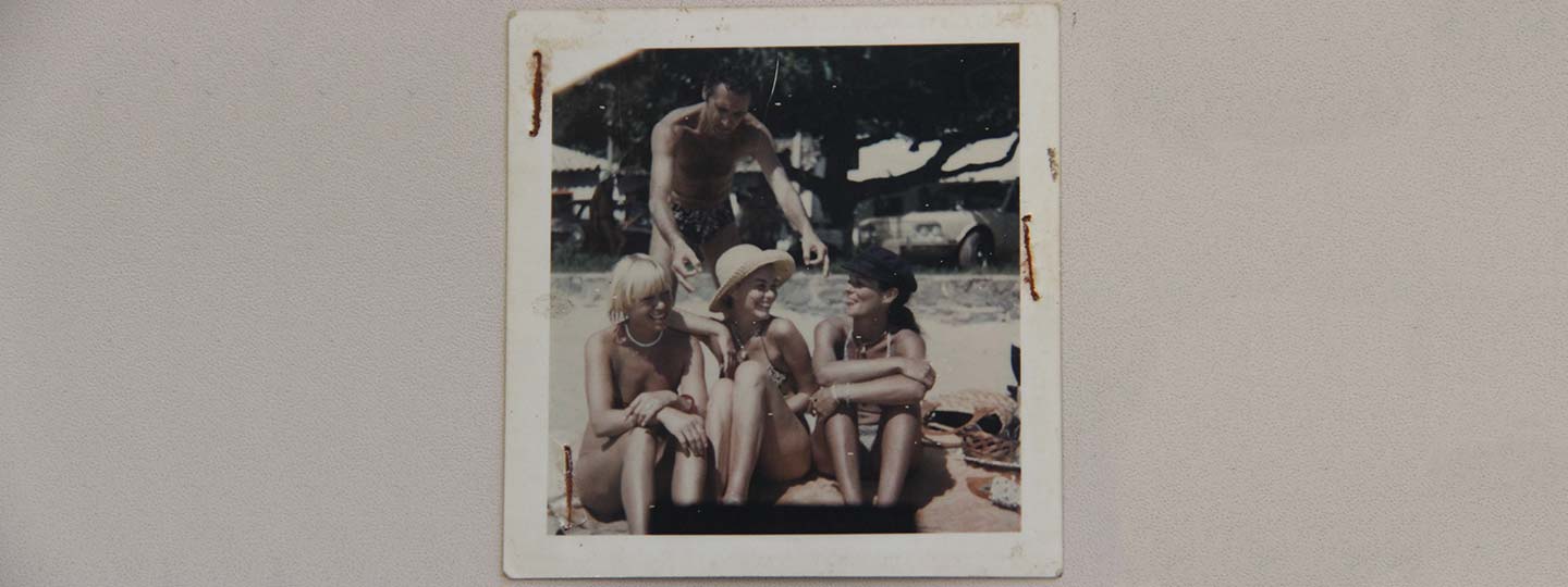 A polaroid famosa, reproduzida pelos jornais: Ângela ao centro, Gabriele Dyer à esquerda e Ângela Teixeira à direita. Em pé, ao fundo, Doca Street. Arquivo do processo