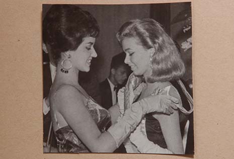 Recebendo a faixa de “Embaixatriz do Turismo” da amiga Norma Tamm em 1961. Acervo Estado de Minas