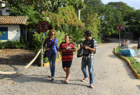 Chegando à casa do crime, com Ivanira Gonçalves, testemunha